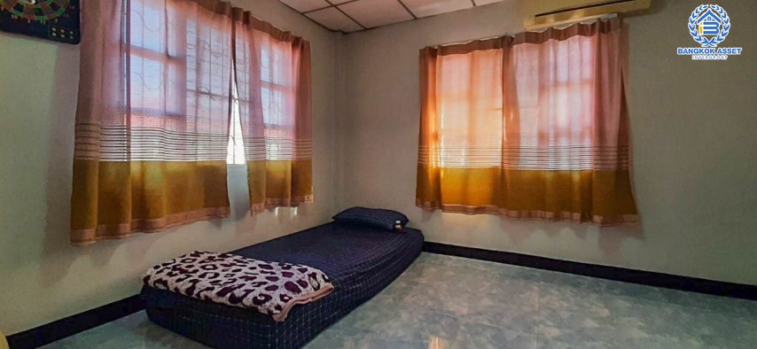 *****บ้านแฝดมือสองย่านกรุงเทพฯ ม.พระปิ่น2 ติดถ.บรมราชชนนี หลังมุม! เนื้อที่กว้างขวางถึง 36 ตร.ว. ฟังก์ชัน 4 ห้องนอน 2 ห้องน้ำ 2 ที่จอดรถ มีร้านค้า 2 ห้องสามารถค้าขายได้ บนทำเลดี เชื่อมต่อถ.พุทธมณฑลสาย2, ถ.กาญจนาภิเษก ใกล้ม.มหิดล และทางด่วน "ศรีรัช"